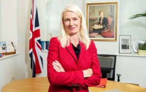 Amanda Milling, MP, ministra de los Territorios Británicos de Ultramar también estará en las Falklands varios días sobre fin de mes  