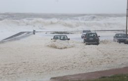 Los transbordadores fluviales hacia Buenos Aires no se vieron afectados por la tormenta, que azotó la costa marítima uruguaya