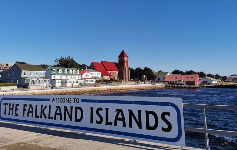 Toma clásica de la bienvenida de las Falklands en uno de los muelles de Stanley