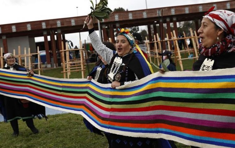 En el proyecto participaron tejedoras mapuches de distintas partes de Chile y también de Argentina