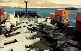 El Atlantic Conveyor con su carga de aviones, helicópteros y contenedores