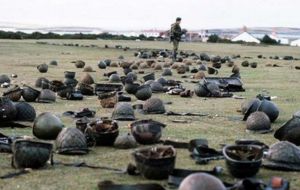 Cascos, armas de las fuerzas argentinas abandonadas en el terreno tras la rendición de Goose Green