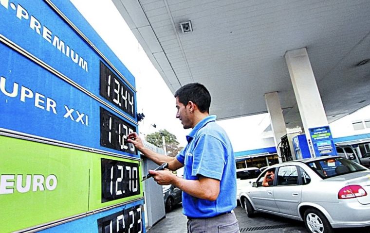 El contrabando de combustible a países limítrofes debido a la diferencia de precios ha provocado una escasez recurrente para los argentinos
