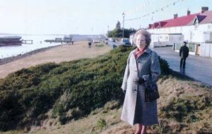 La Dama de Hierro, cuando visitara las Islas en enero de 1983. Es adoraba por los Isleños y hay un día del calendario de Falklands dedicado a su memoria. 