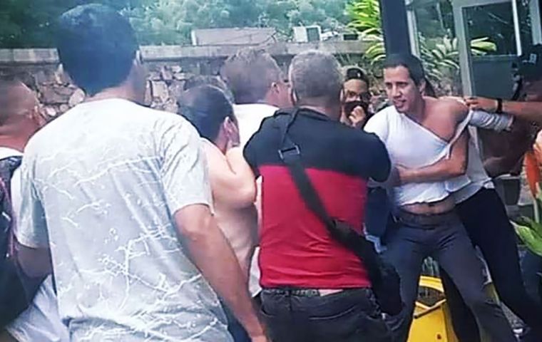 Guaidó sufrió heridas leves y se comprometió a mantener la lucha contra el gobierno de Maduro
