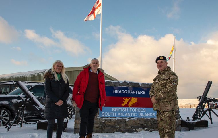 La ministra Amanda Milling (I) con jurisdicción sobre los Territorios de Ultramar, durante su reciente y “congelada” visita a las Falklands