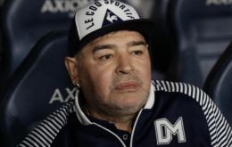 Las posibilidades de supervivencia de Maradona podrían haber sido mayores si hubiera permanecido hospitalizado en una clínica, según la fiscalía