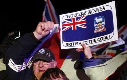  En marzo 2013, un referendo con presencia de observadores independientes,  reafirmó el deseo de los Isleños de seguir siendo un territorio británico de ultramar autónomo