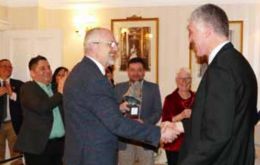 Tom Chatter recibe el premio en nombre de FIGAS (Foto PN)