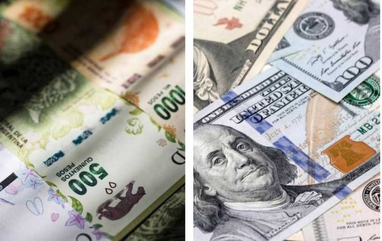 El impuesto PAIS esconde una devaluación de hecho entre el peso argentino y el dólar estadounidense