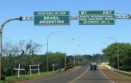 La ciudad de Puerto Iguazú, Argentina, está unida a la ciudad de Foz de Iguazú, Brasil, a través del puente internacional Tancredo Neves