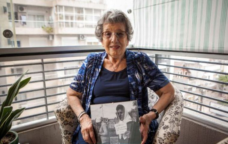 Delia sosteniendo su foto de 1982 en la que protestaba por el hecho de que los militares argentinos estuvieran tan pendientes de Malvinas y se despreocuparan de su pueblo