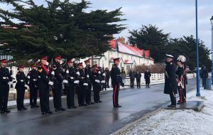 La gobernadora pasa revista a la Guardia de Honor, incluyendo un destacamento de la Fuerza de Defensa de las Falklands (Foto FIG)