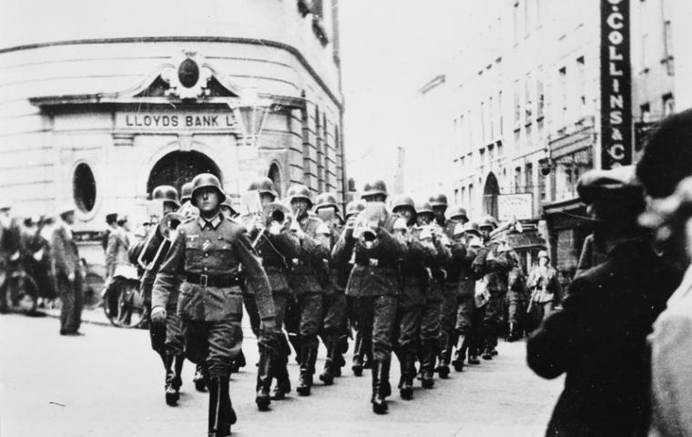 Al inicio de la guerra las islas del Canal de la Mancha, próximas a Normandía fueron invadidas por fuerzas alemanas desde la Francia ocupada 