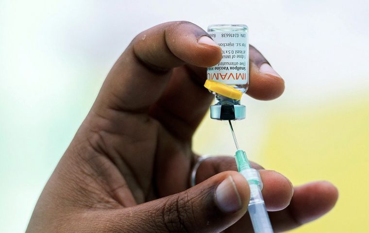 Se recomienda la vacunación para las personas de riesgo, pero se desaconseja por el momento la realización de campañas a gran escala
