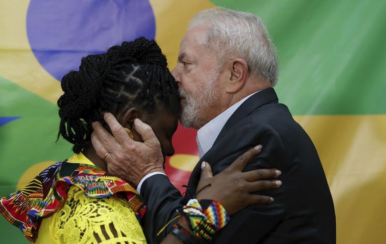Lula “expresó su amor por Colombia y su deseo de apoyarnos para lograr la paz y el bienestar del pueblo colombiano”, escribió Márquez en Twitter.
