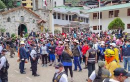 Los turistas habían bloqueado la vía férrea para protestar por la falta de boletos para visitar la emblemática ciudadela inca
