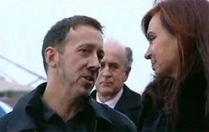 James junto a Cristina Fernández cuando en 2011 se le entregó el DNI con lugar de nacimiento, Islas Malvinas 