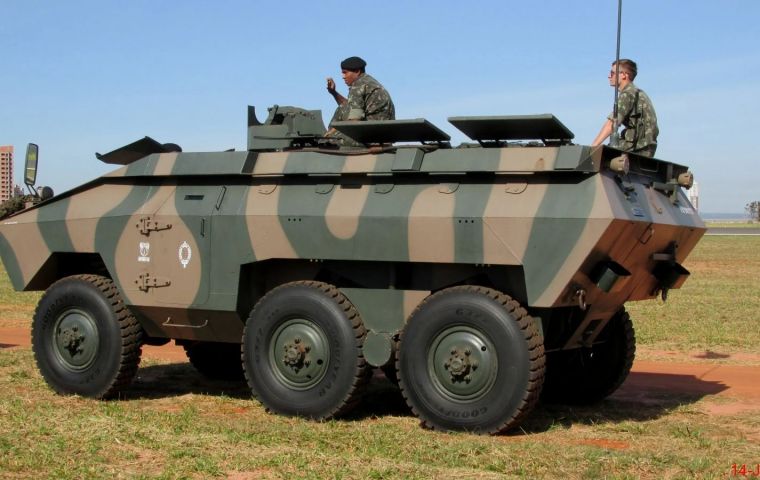 En 2019 una delegación del Ejército uruguayo visitó el 22º Grupo de Artillería de Campaña Autopropulsada del Ejército brasileño en Uruguayana para conocer el equipamiento