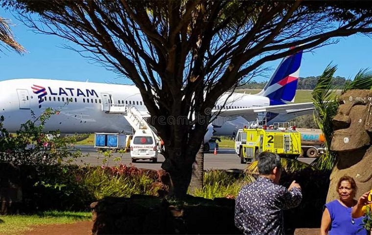 Los turistas deben tener un test de PCR negativo al subir al avión en el aeropuerto de Santiago, y un test de antígeno después de la llegada