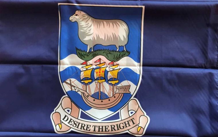 El escudo de las Islas Falkland con la consigna “Desire the Right” al pie, en honor a la embarcación del primer avistamiento de las Islas por John Davis en 1592