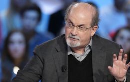 Rushdie fue operado y está conectado a un ventilador en un hospital de Pensilvania