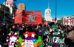 Una lápida falsa y coronas de flores se unieron a la procesión hacia la Plaza de Mayo para despedir los ingresos del pueblo
