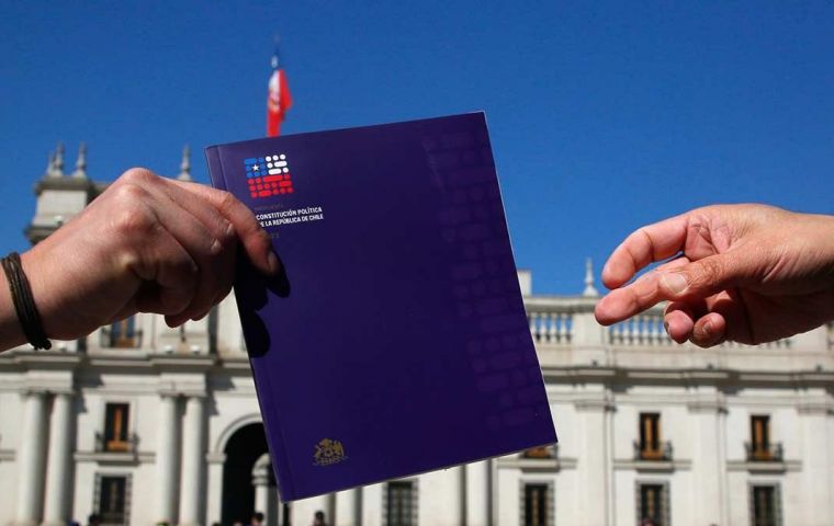 El gobierno de izquierdas de Chile hará un nuevo intento de aprobar una Constitución progresista