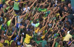 “Estamos aquí porque creemos en nuestro pueblo y nuestro pueblo cree en Dios”, dijo Bolsonaro, que rezó junto a miles de seguidores. Foto: Carl de Souza / AFP