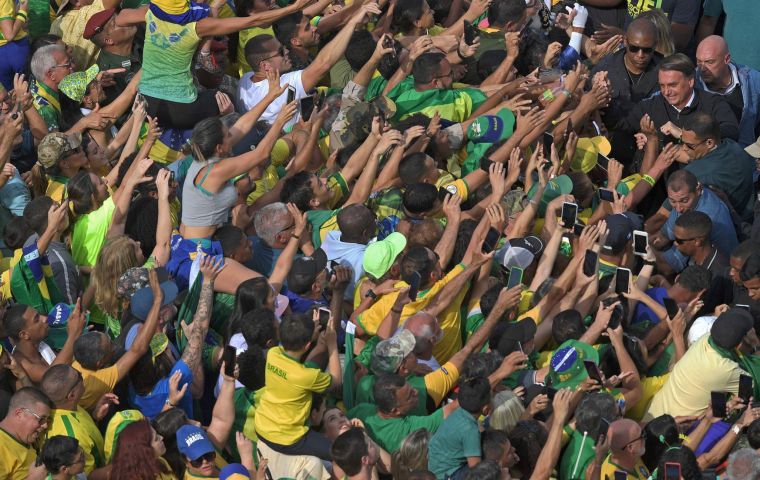 “Estamos aquí porque creemos en nuestro pueblo y nuestro pueblo cree en Dios”, dijo Bolsonaro, que rezó junto a miles de seguidores. Foto: Carl de Souza / AFP