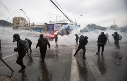 Manifestantes violentos lanzaron cócteles molotov contra los Carabineros. Boric insistió en que el diálogo era el camino