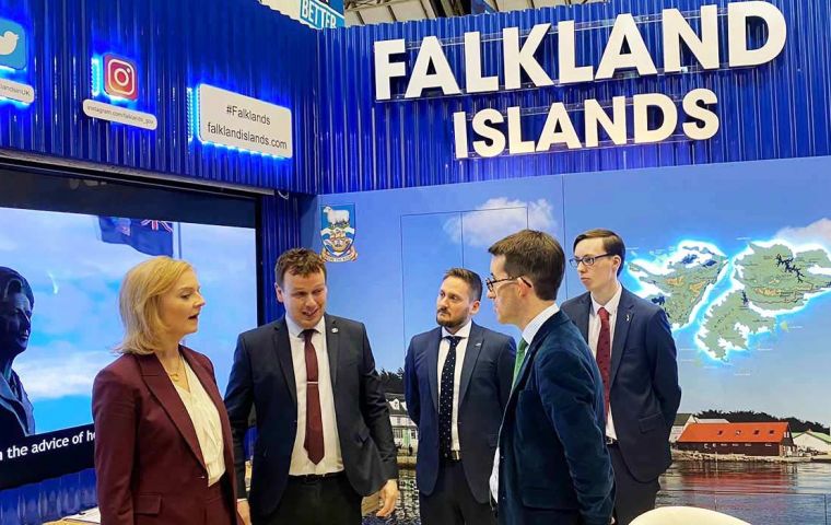 Liz Truss dijo que, “hoy en día las Falklands son parte pujante de la familia Británica, son un faro de libertad y democracia...” (Foto Archivo)