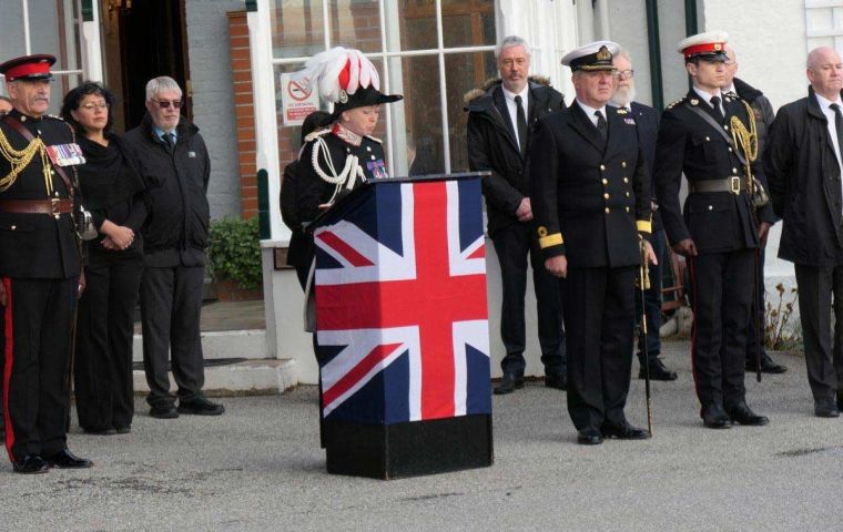 El pasado 11 de setiembre la gobernadora de Falklands Alison Blake CMG, proclamó al nuevo soberano Carlos III en Casa de Gobierno