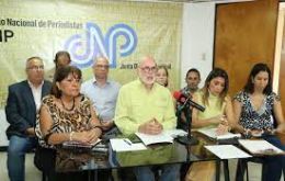 “Pretender usurpar las funciones de los periodistas conlleva penas que incluyen prisión de tres a seis meses”, señala el CNP