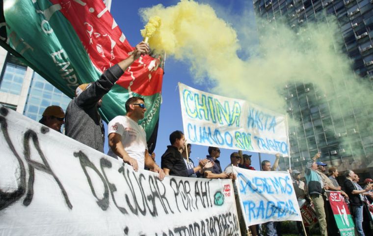 Trabajadores de frigoríficos se movilizaron en Montevideo en mayo en reclamo por las sanciones chinas. Foto: Sebastián Astorga