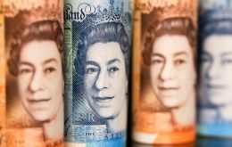 Billetes y monedas de las Falklands con la faz de Isabel II. Tienen el mismo valor que sus similares del Reino Unido