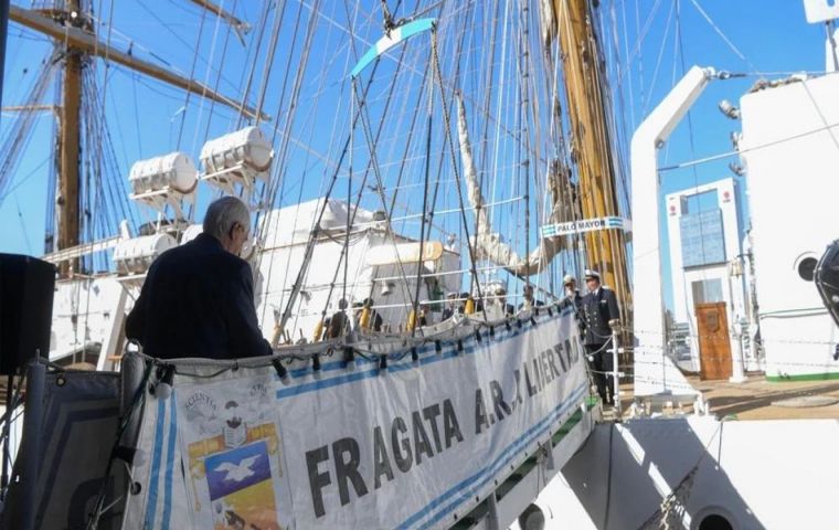 La Fragata Libertad estuvo a punto de dirigirse a una base naval cerca de Buenos Aires debido a la huelga de los remolcadores