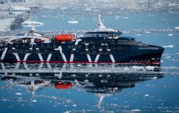 El crucero partió el miércoles desde Punta Arenas hacia Falklands con cien pasajeros, donde según informa la empresa embarcará a más pasajeros.