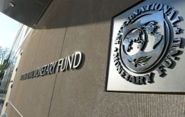 El Gobierno argentino espera otros 5.800 millones de dólares del FMI en breve