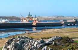 Falklands sin puerto nuevo y con otro a remozar con ideas de la población