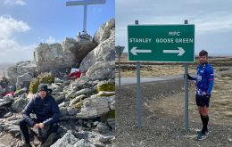  Brian Wood, descansando en uno de los memoriales en los cerros adyacentes a Stanley y junto al cartel indicador carretero