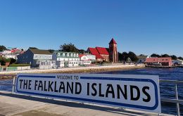 La población de Falklands se estima en 3,662 personas, un incremento de 586, o sea un 8% desde el último censo del 2016