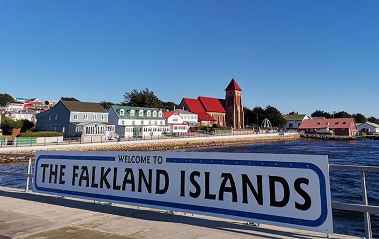La población de Falklands se estima en 3,662 personas, un incremento de 586, o sea un 8% desde el último censo del 2016