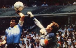 También fue el balón con el que Maradona marcó el Gol del Siglo