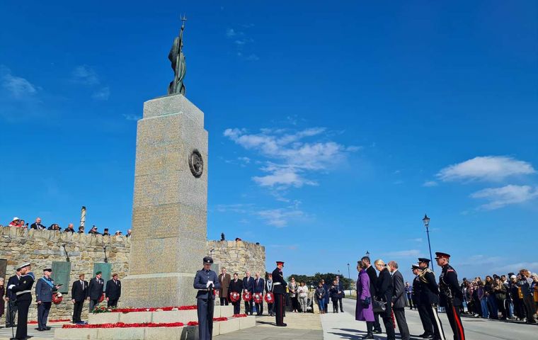 Memorial a la Liberación de las Falklands, Princesa Ana y el grupo de parlamentarios que apoya a Falklands  (Foto Lisa Watson - Penguin News)