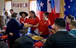 La Princesa Ana experimenta la multiculturaliad de las Islas en un stand de empanadas chilenas