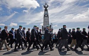 Desfile de los Veteranos frente al Memorial a la Batalla de las Islas Falkland 
