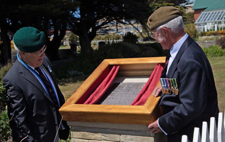 La placa fue inaugurada por William Muirs del NP8901 (izq) y Brian Summers de la Fuerza de Defensa de las Falklands (der)   