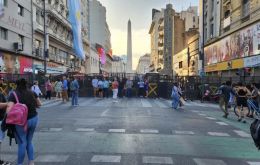 Ante las vallas que rodean el obelisco, los hinchas de Buenos Aires están en alerta sobre sus planes de celebración en caso de que Argentina gane el Mundial el próximo domingo.