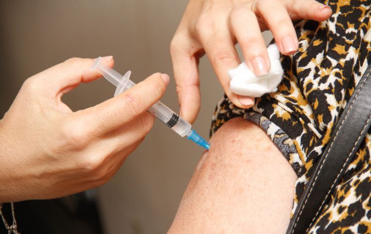 Salinas dijo que Uruguay tiene suficiente suministro de la vacuna de Pfizer 